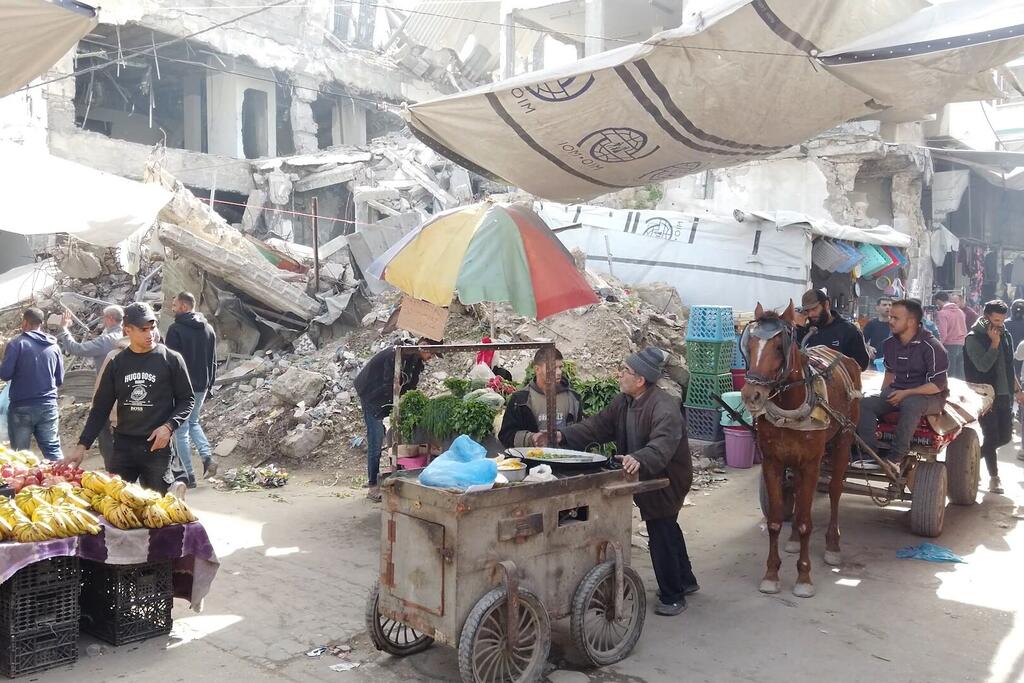 بائعي الشوارع في الأحياء المدمرة في غزة.